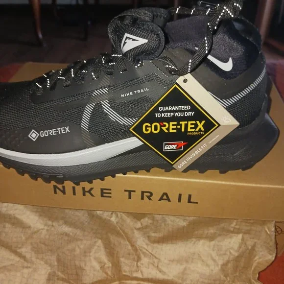 Nike gortex gym shoes - Picture 2 of 4